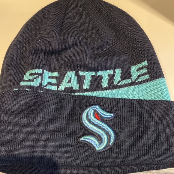 NHL Toques - Picture 2 of 7